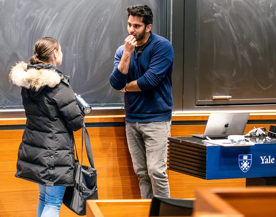 Hassan Akram in one-to-one conversation with a student after an independent Yale School of Management session. No affiliation or endorsement implied.